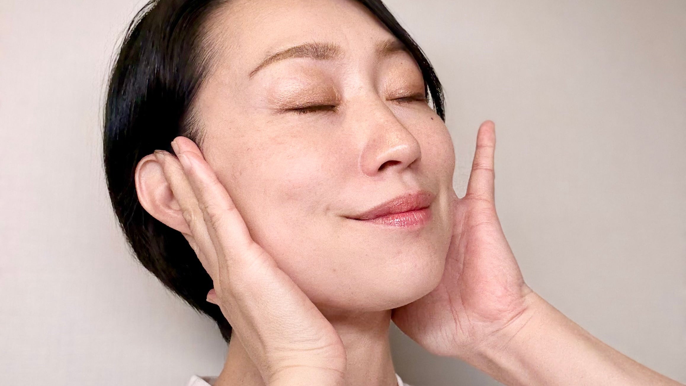 小顔ヨガの素晴らしさ(簡単なやり方も説明しています)