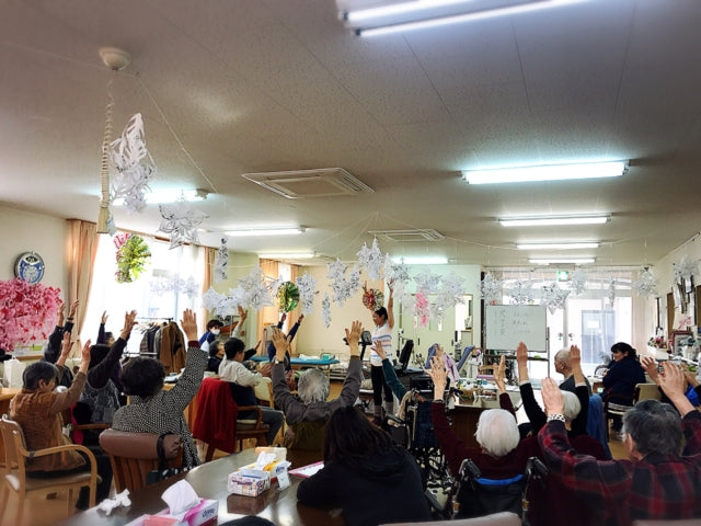 シニアの方に、めぐりヨガ姉妹でボランティアをさせていただいています。